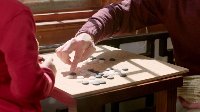 祖孙俩一起下围棋窗户中国文化多代家庭