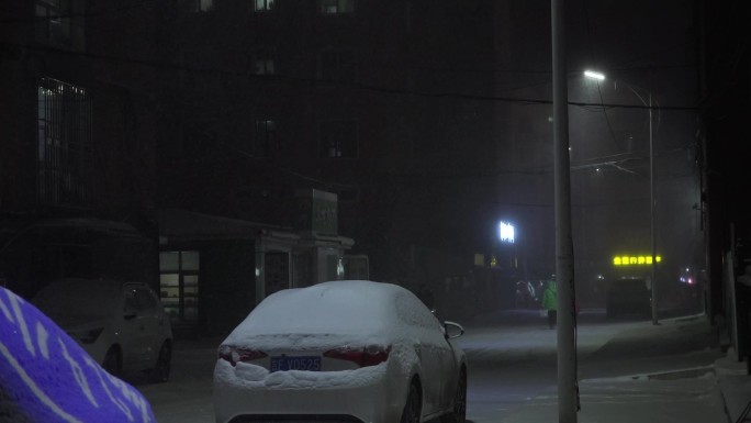 雪夜路灯城市胡同