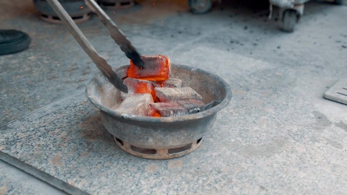 中国东北美食韩式烤肉的木炭