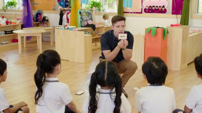 幼儿园外教给孩子上英语课