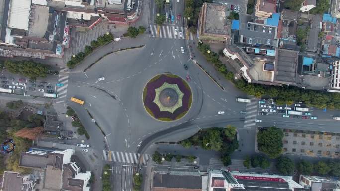 航拍扬州城市道路中的环岛路口