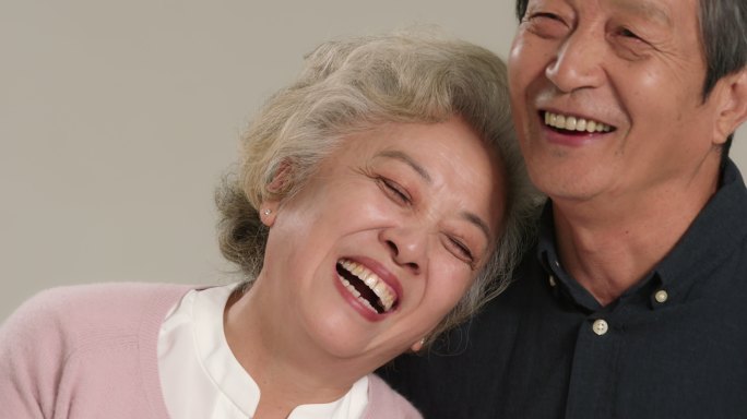 快乐的老年夫妇老年人恩爱相扶到老白头到老
