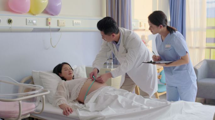 医生给孕妇做检查孕检产检月子中心孕期孕妇
