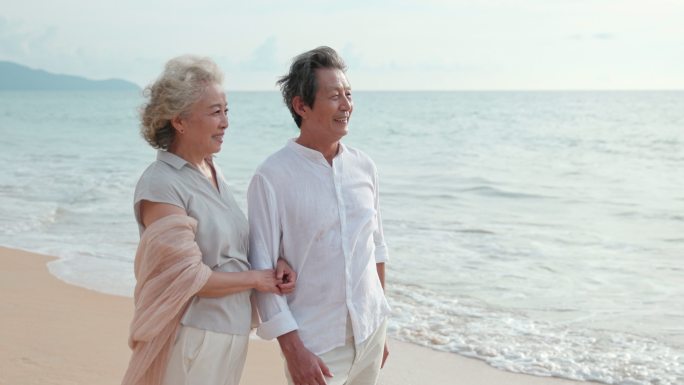 快乐老年夫妇在沙滩
