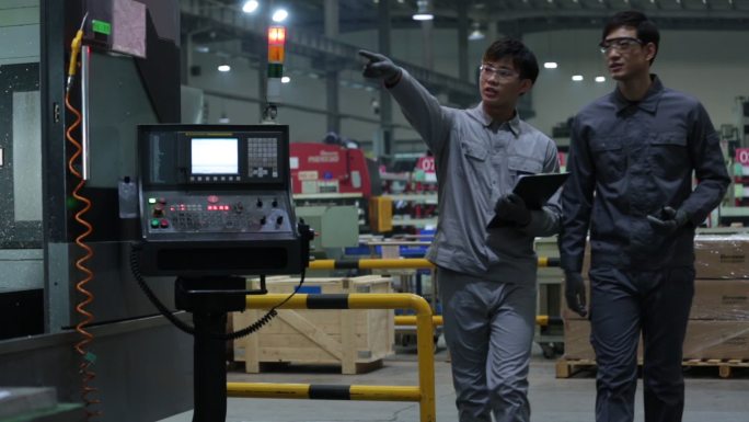 工程师巡查生产设备自动化工厂制造
