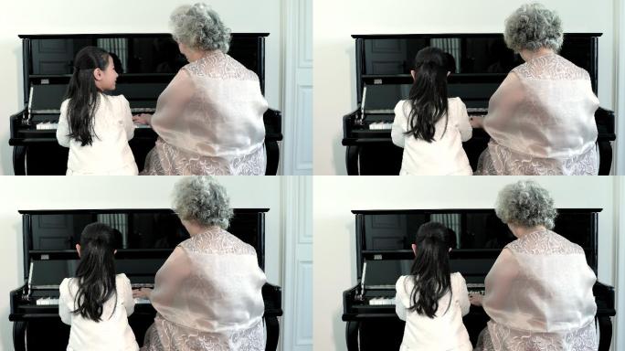 祖孙俩一起弹钢琴起居室女士晚礼服上流社会