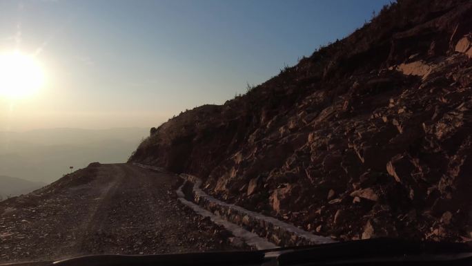 道路坎坷崎岖危险险峻