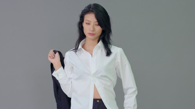 年轻女士穿西服棚拍职场女性美女