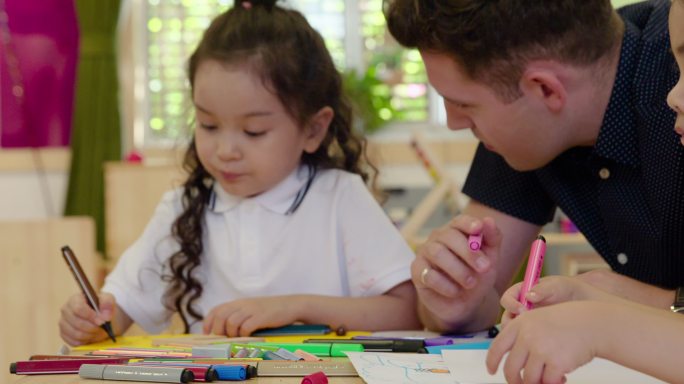 幼儿园外教和孩子们在教室绘画