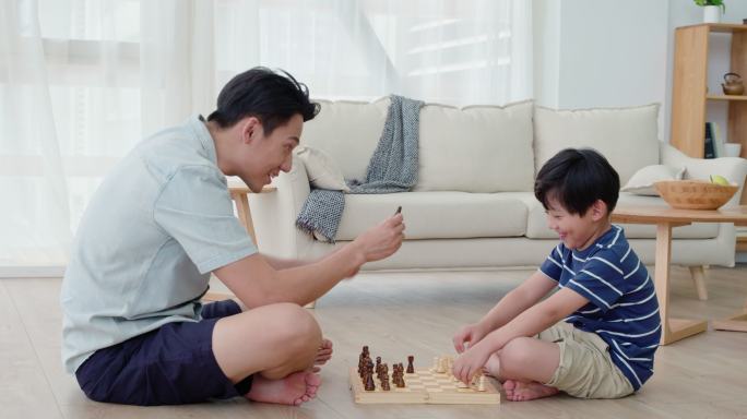 父子俩下国际象棋棋子棋盘国际象棋