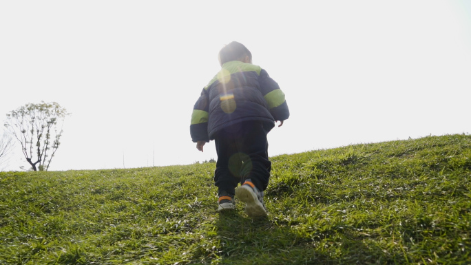 儿童逆光草地奔跑阳光童年美好时光健康成长