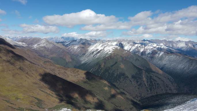 川西高原甘孜阿坝雪山群峰夹金山雪景航拍