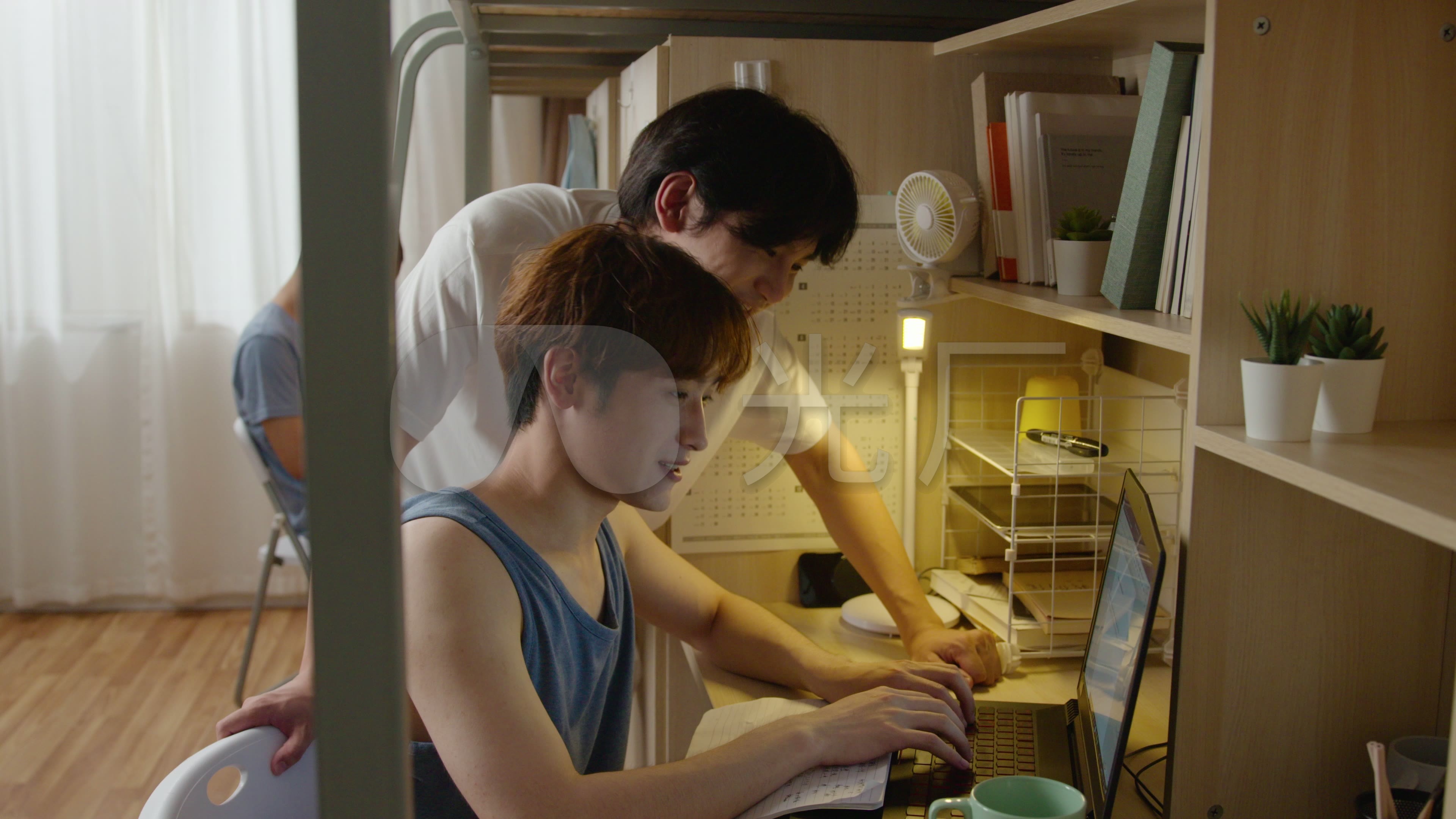 年轻大学生在宿舍使用笔记本电脑