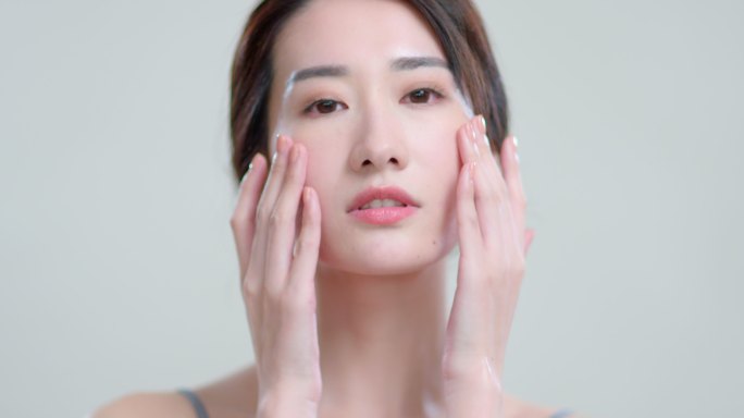 年轻漂亮的女士中国女性美女美白化妆品