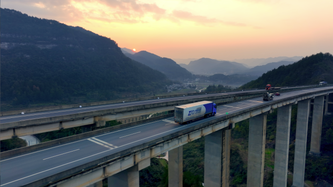 大山里的高速公路