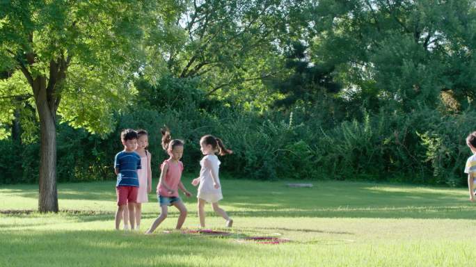 快乐儿童在草坪上玩耍