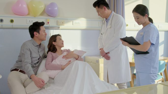 医生和新手父母在病房里
