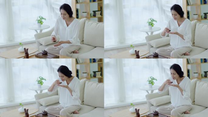 成熟女士在家喝茶起居室中国文化家
