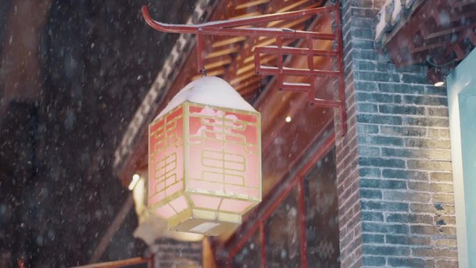 冬天大雪中城市街道里的中国风灯笼