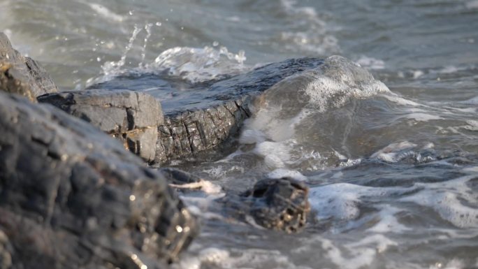 大海冲击浪花翻滚流动的水泉水