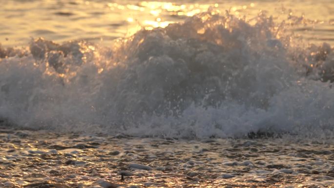 大海冲击浪花翻滚流动的水泉水