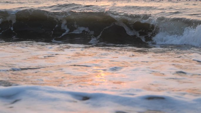 大海冲击浪花翻滚流动的水泉水