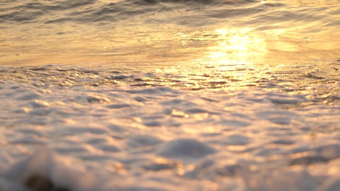 大海冲击浪花翻滚流动的水泉水