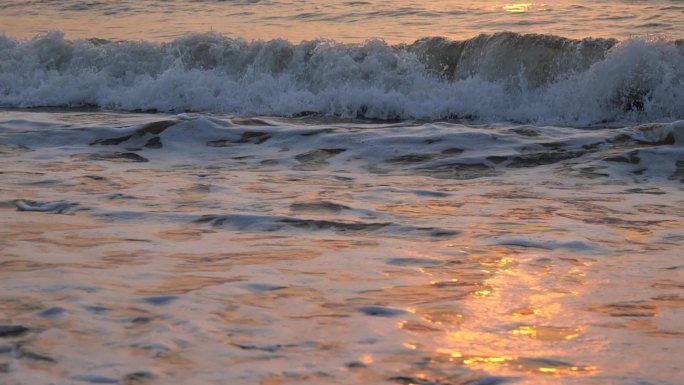 大海冲击浪花翻滚流动的水泉水