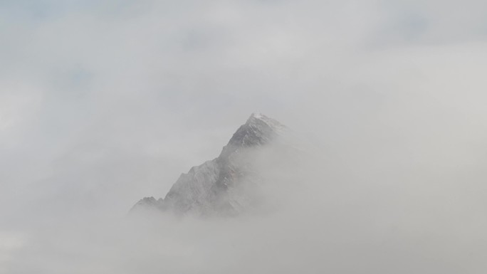 雪山在云雾里的延时