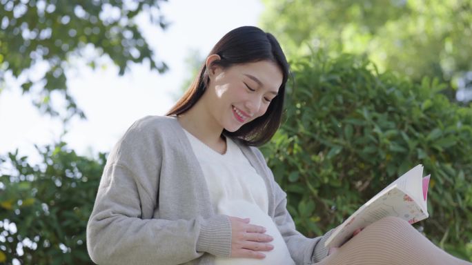 看书的孕妇