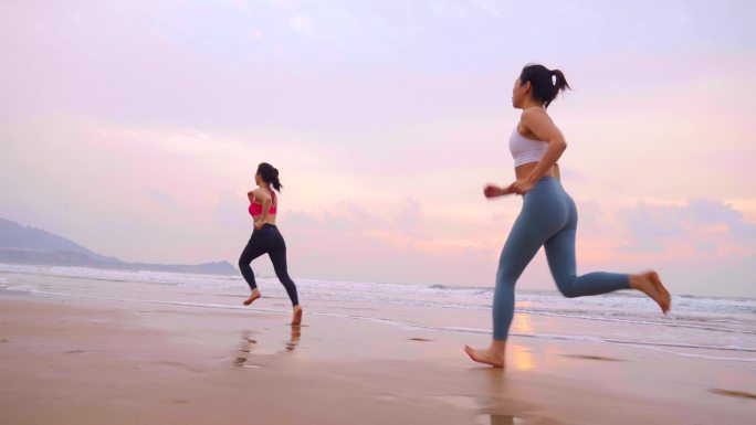4K清晨两位美女在海边跑步