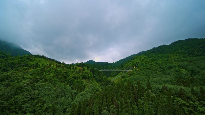 吊桥山峰风景