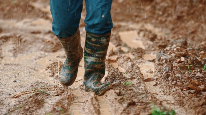 【4K】下雨天走在泥泞路上的脚步