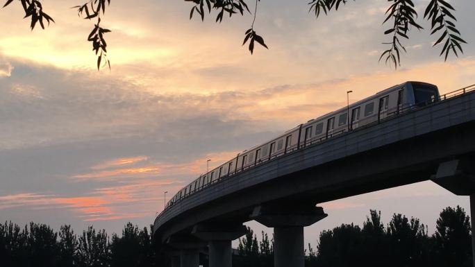 高铁和谐号动车火车地铁黄昏快速穿过大桥