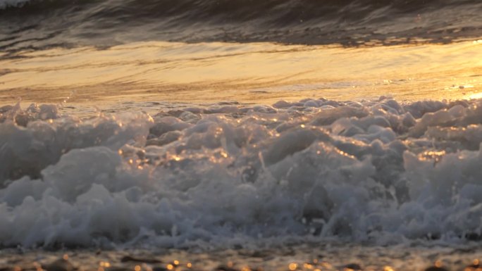 大海冲击浪花翻滚流动的水泉水