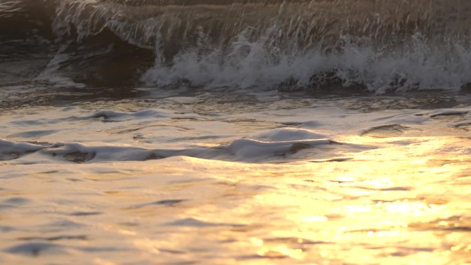 大海冲击浪花翻滚流动的水泉水