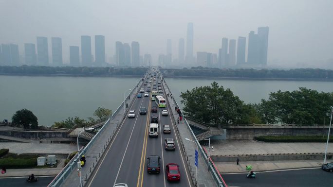 城市雾霾  城市车流  跨江大桥航拍车流