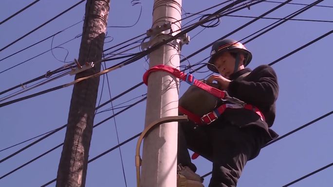 电工爬电线杆架线整理线路