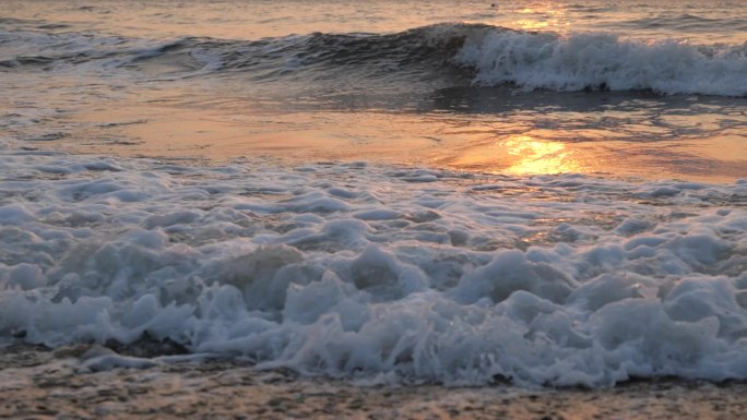 大海冲击浪花翻滚流动的水泉水