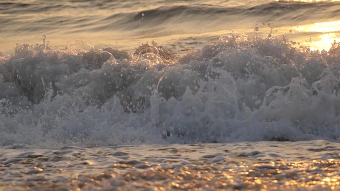 大海冲击浪花翻滚流动的水泉水