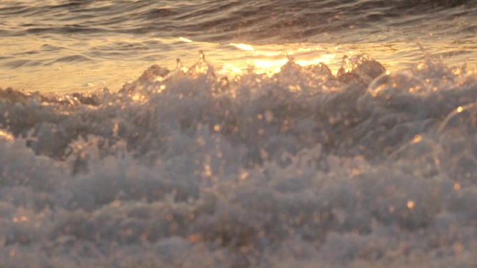 大海冲击浪花翻滚流动的水泉水