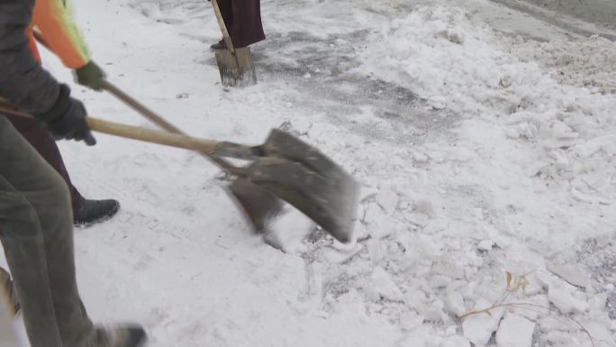 清洁工扫雪铲车铲雪清理路面