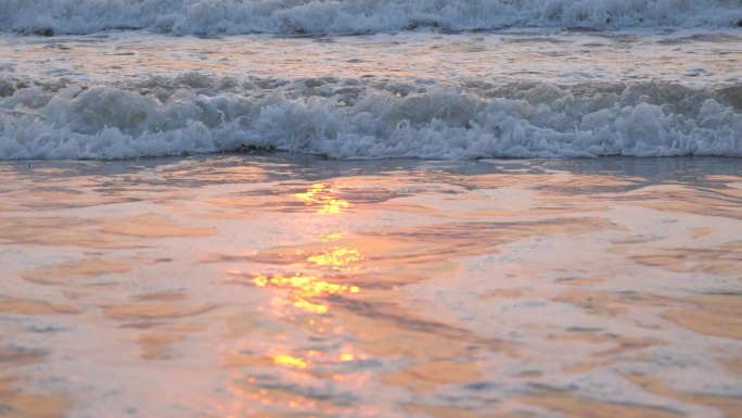 大海冲击浪花翻滚流动的水泉水