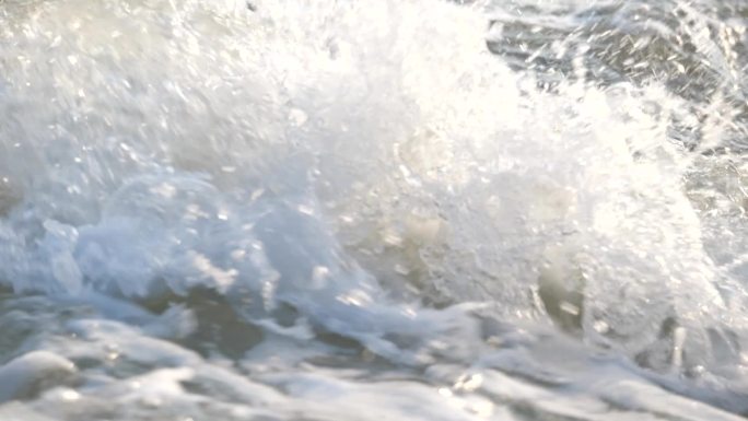 大海冲击浪花翻滚流动的水泉水