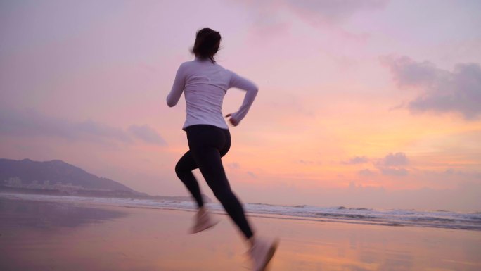 4K健康运动-美女跑步-海边晨跑