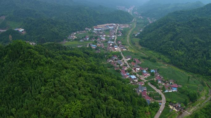 航拍公路两侧村庄在青山绿水间