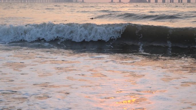 大海冲击浪花翻滚流动的水泉水