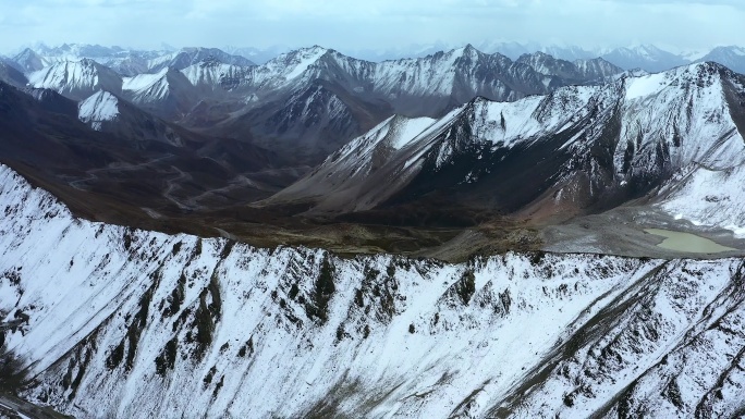 天山山脉雪山