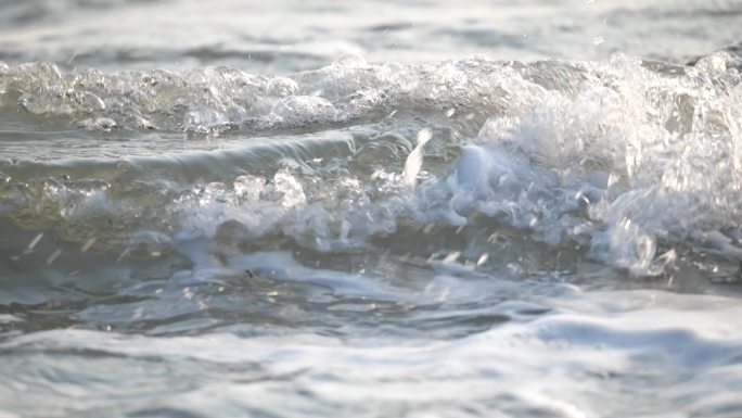 大海冲击浪花翻滚流动的水泉水