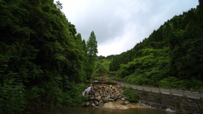 红衣女孩大提琴山水间拉琴